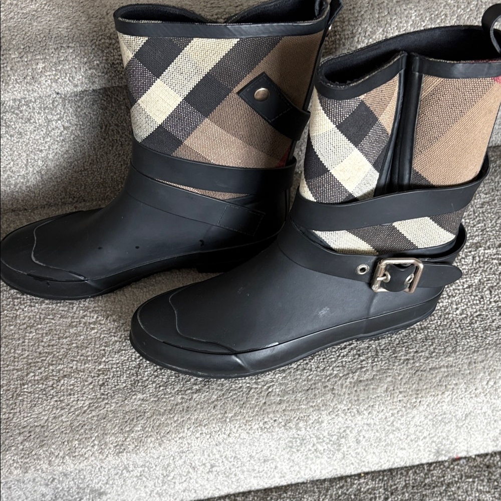 Burberry Black and Beige Plaid Rain Ankle Boots - Picture 2 of 5